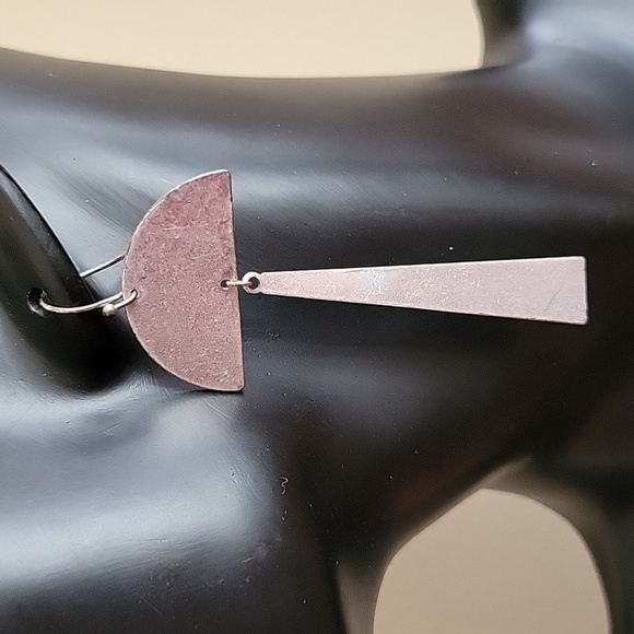 Modern contemporary silver tone earring. - Picture 1 of 4